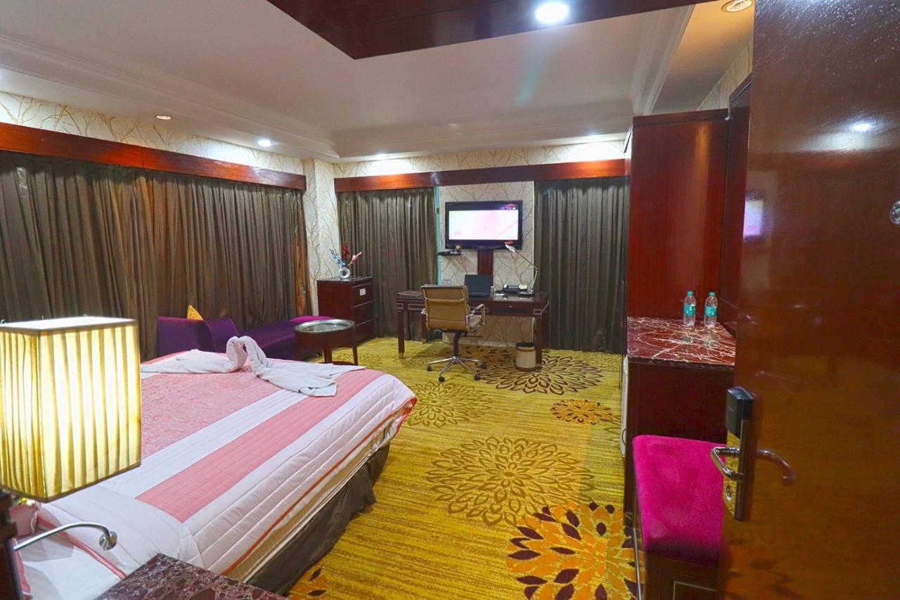 Skycity Hotel Гургаон Экстерьер фото