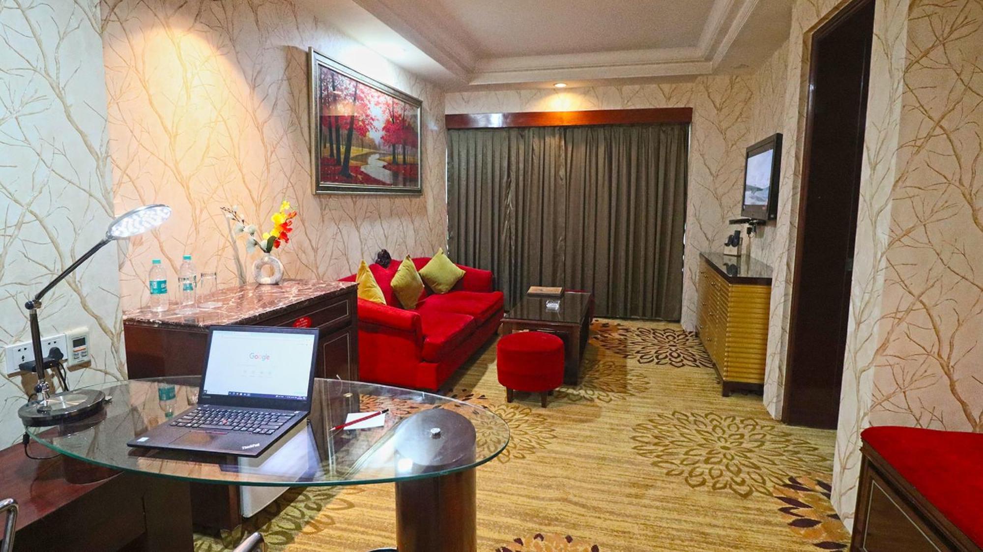 Skycity Hotel Гургаон Экстерьер фото