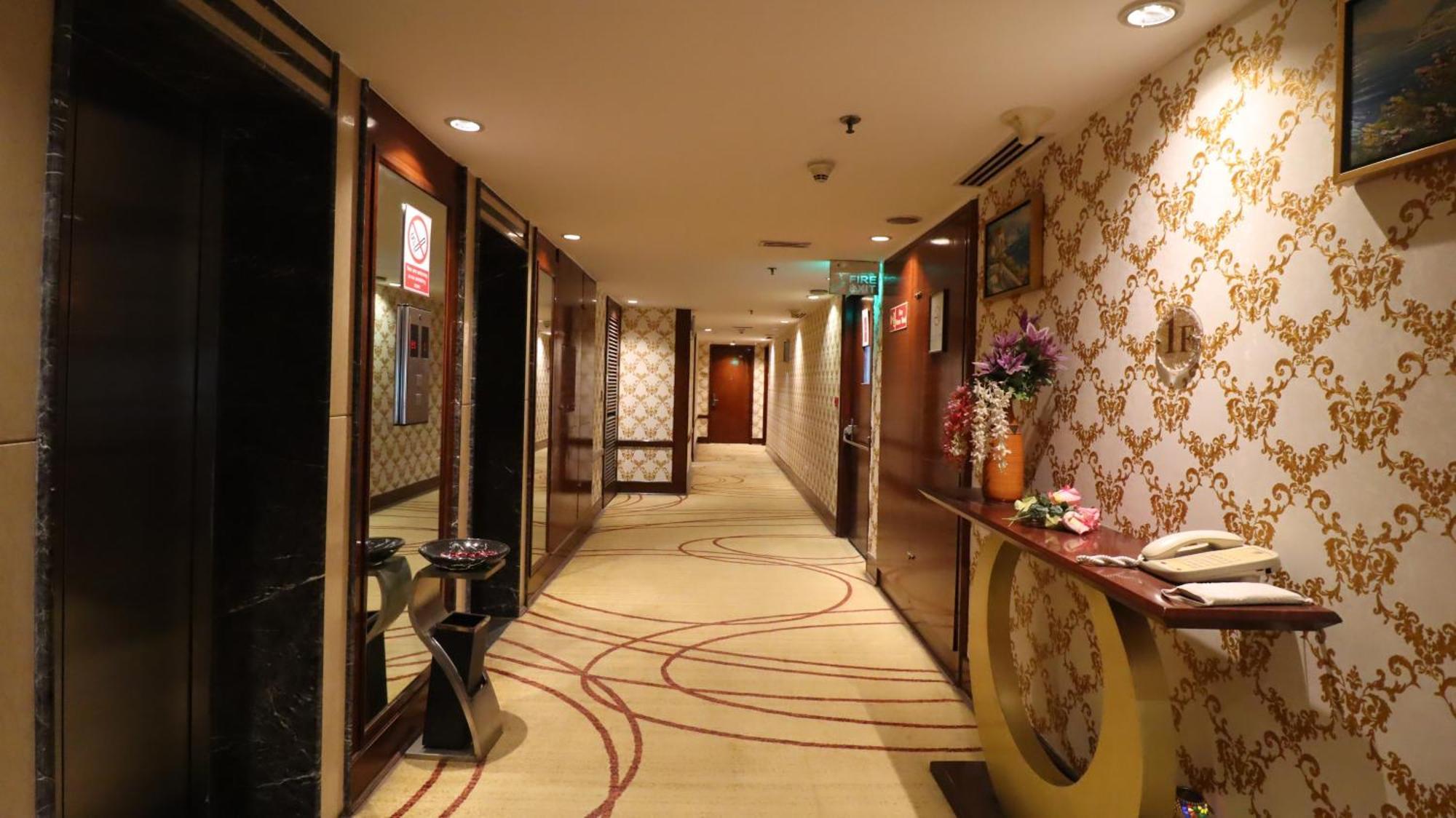 Skycity Hotel Гургаон Экстерьер фото